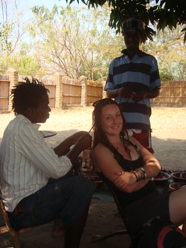 Hairbraiding in Malawi www.heleninwonderlust.co.uk
