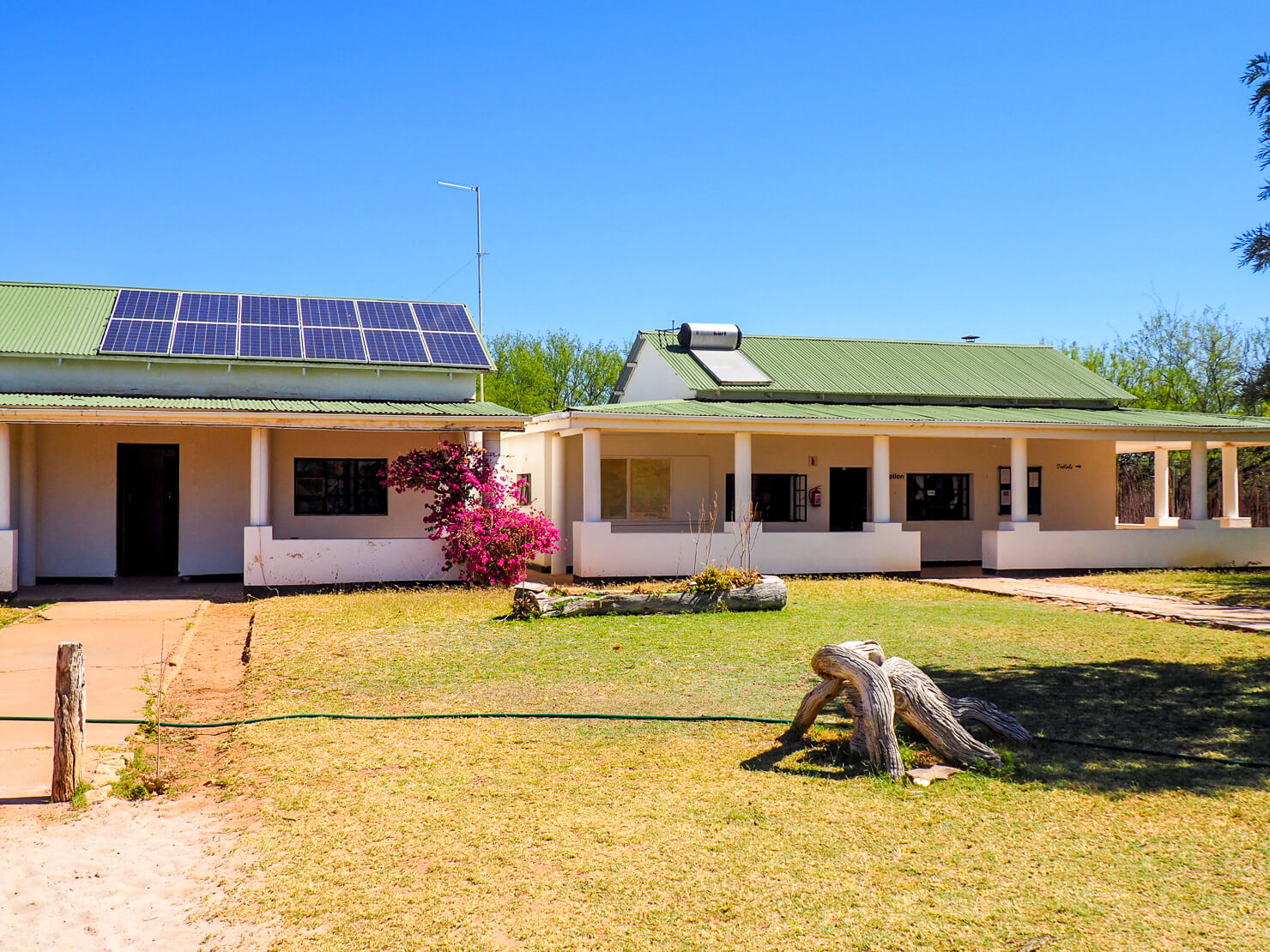 San People Dqae Qare San Lodge